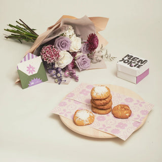 Bouquet Carmesí + Meni Cookies